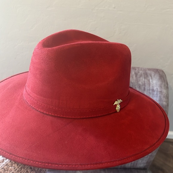 Red flat-brim fedora with eagle pin - Picture 4 of 4
